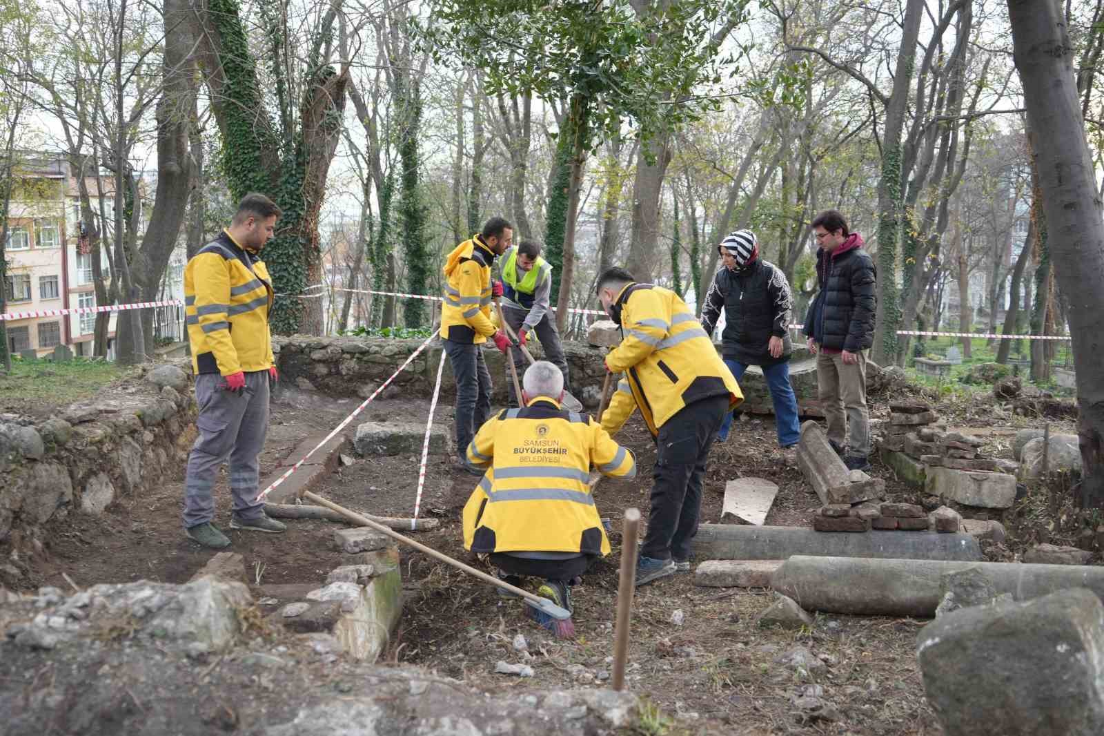Samsun’da mezarlığın altından tarih çıkıyor: Samsun yazılı mezar kitabesi, yeni tarihi mezarlar
Samsun’da mezarlığın altından tarih çıkıyor: Samsun yazılı mezar kitabesi, yeni tarihi mezarlar