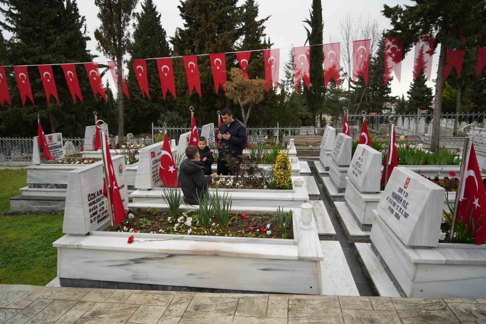 Samsun’da mezarlıklar ziyaretçilerle doldu taştı: Şehitliklerde hüzün
