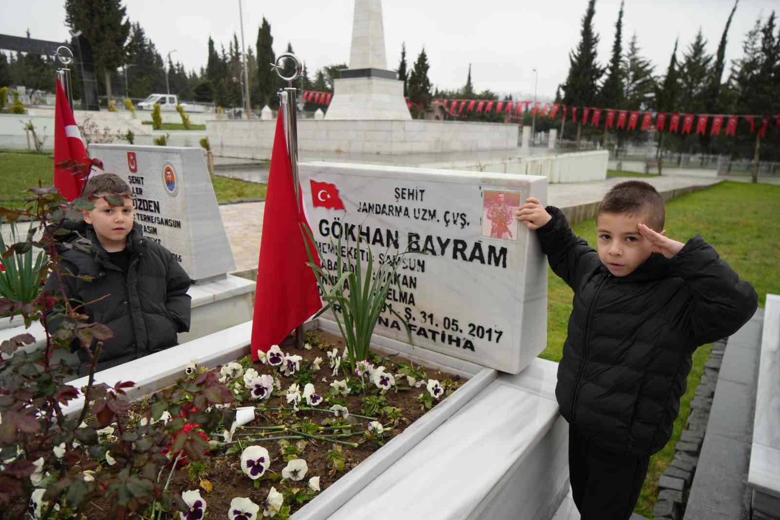 Samsun’da mezarlıklar ziyaretçilerle doldu taştı: Şehitliklerde hüzün
