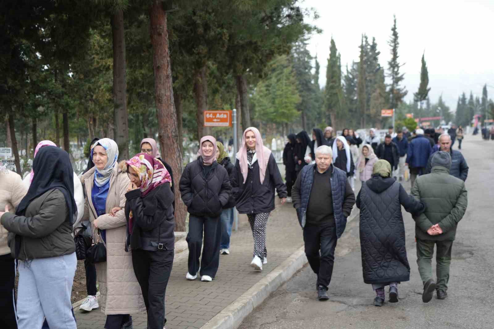 Samsun’da mezarlıklar ziyaretçilerle doldu taştı: Şehitliklerde hüzün

