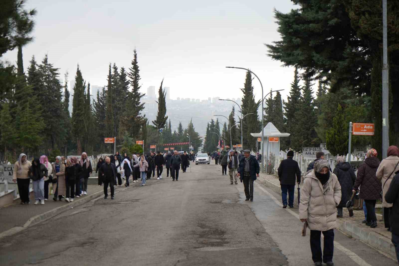 Samsun’da mezarlıklar ziyaretçilerle doldu taştı: Şehitliklerde hüzün
