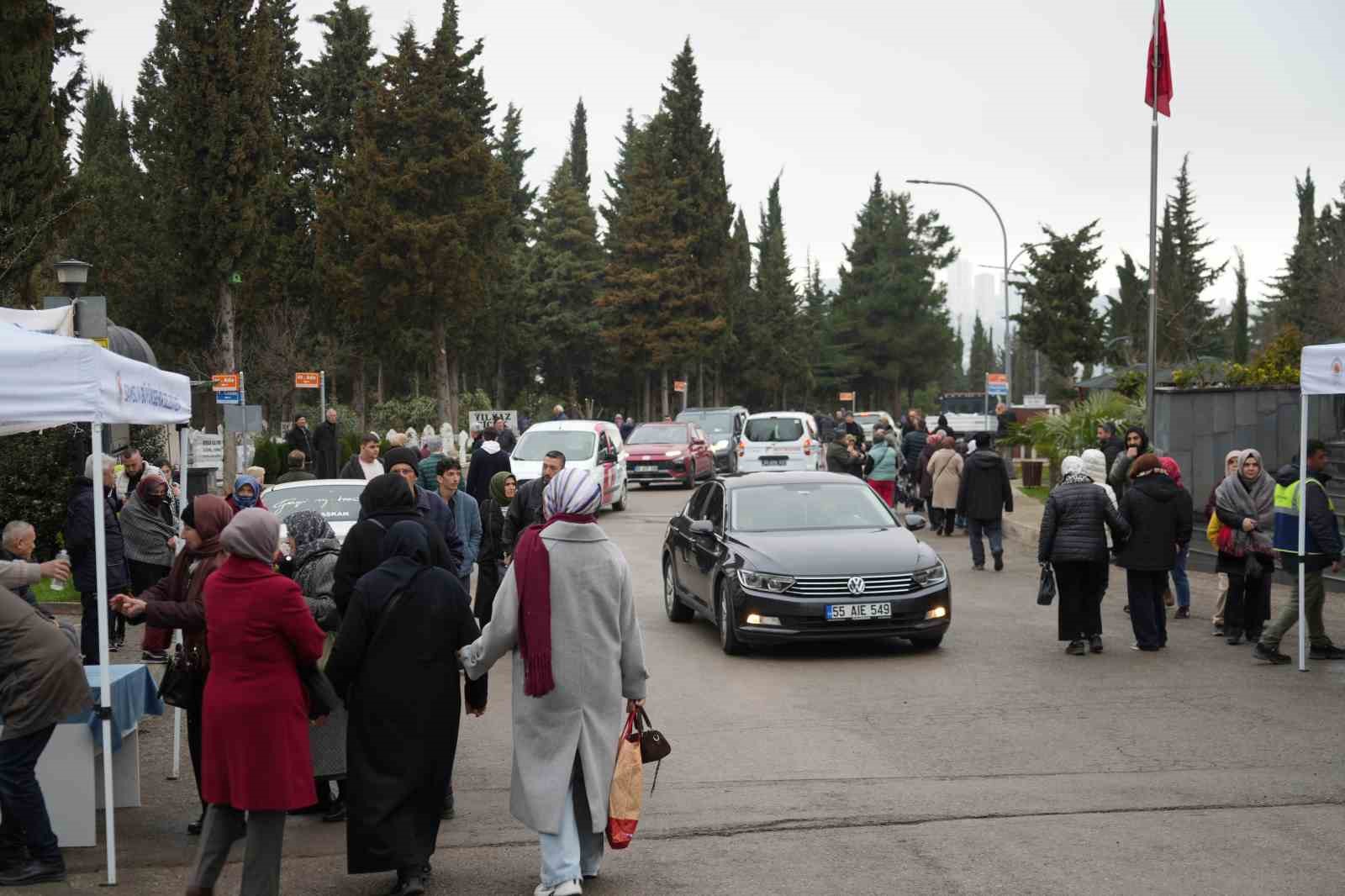 Samsun’da mezarlıklar ziyaretçilerle doldu taştı: Şehitliklerde hüzün
