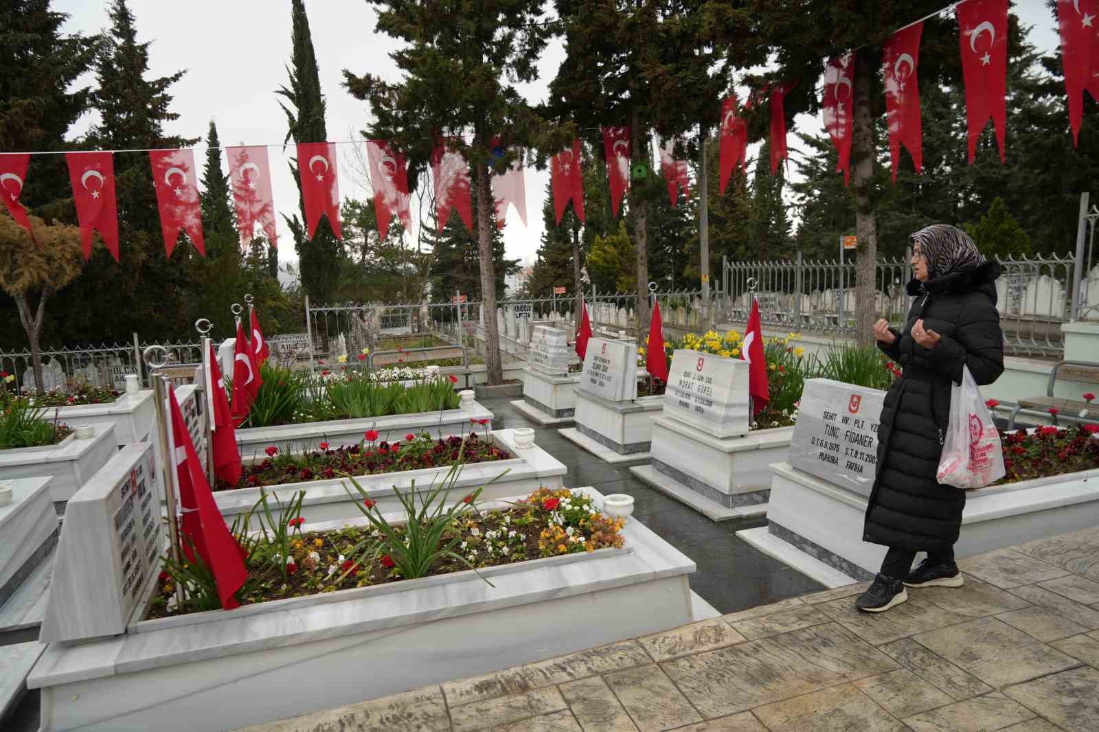 Samsun’da mezarlıklar ziyaretçilerle doldu taştı: Şehitliklerde hüzün
