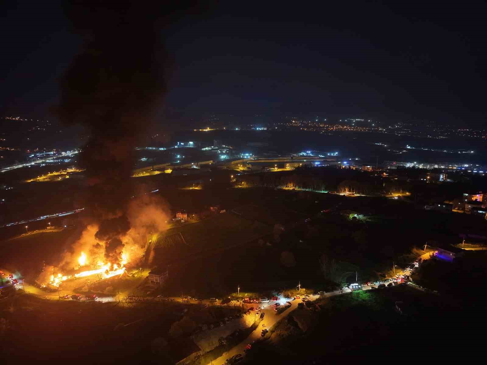 Samsun’da muz deposu yangını havadan görüntülendi
