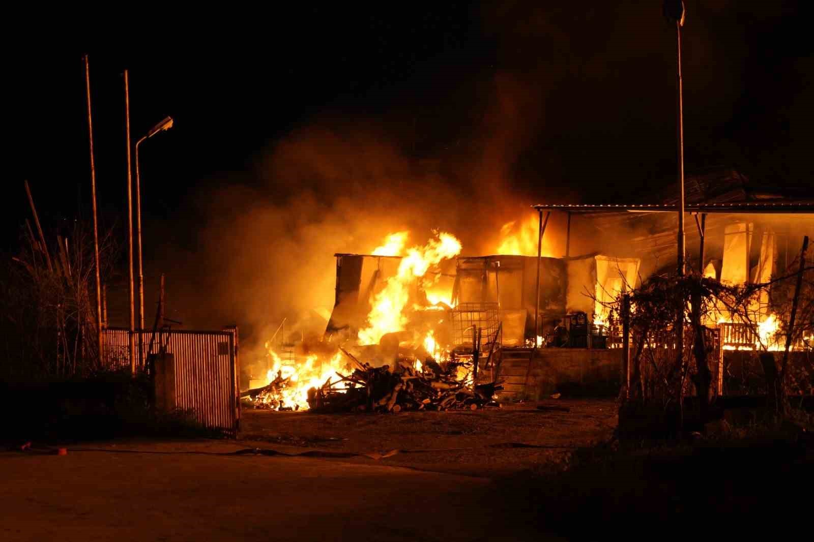 Samsun’da muz deposunda yangın: Alevler göğe yükseldi
