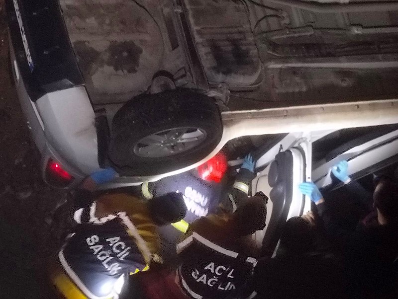 Samsun’da otomobil köprüden dere yatağına uçtu: 2 yaralı
