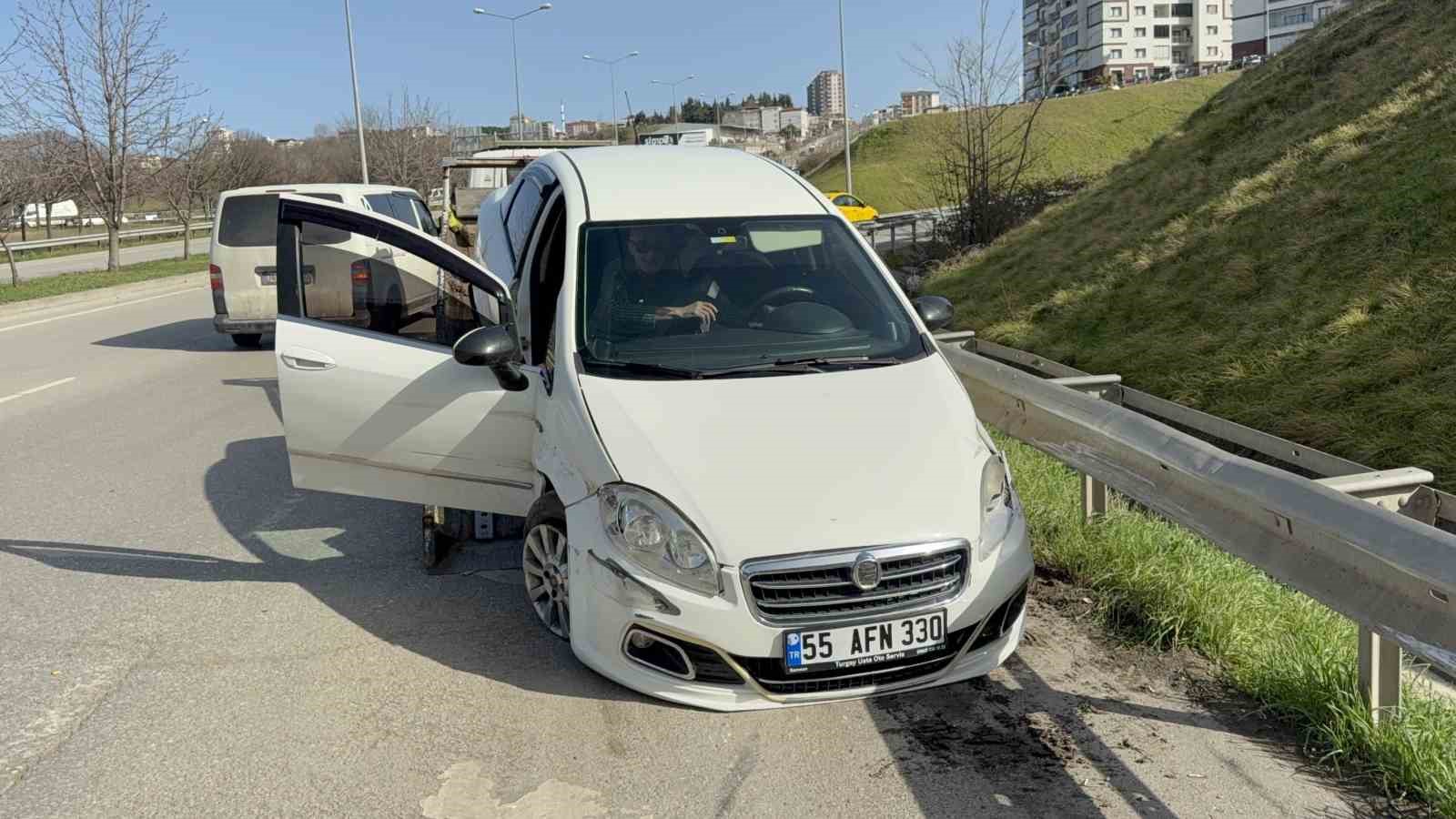 Samsun’da otomobil refüjü aşıp bariyere çarptı: 1 yaralı
