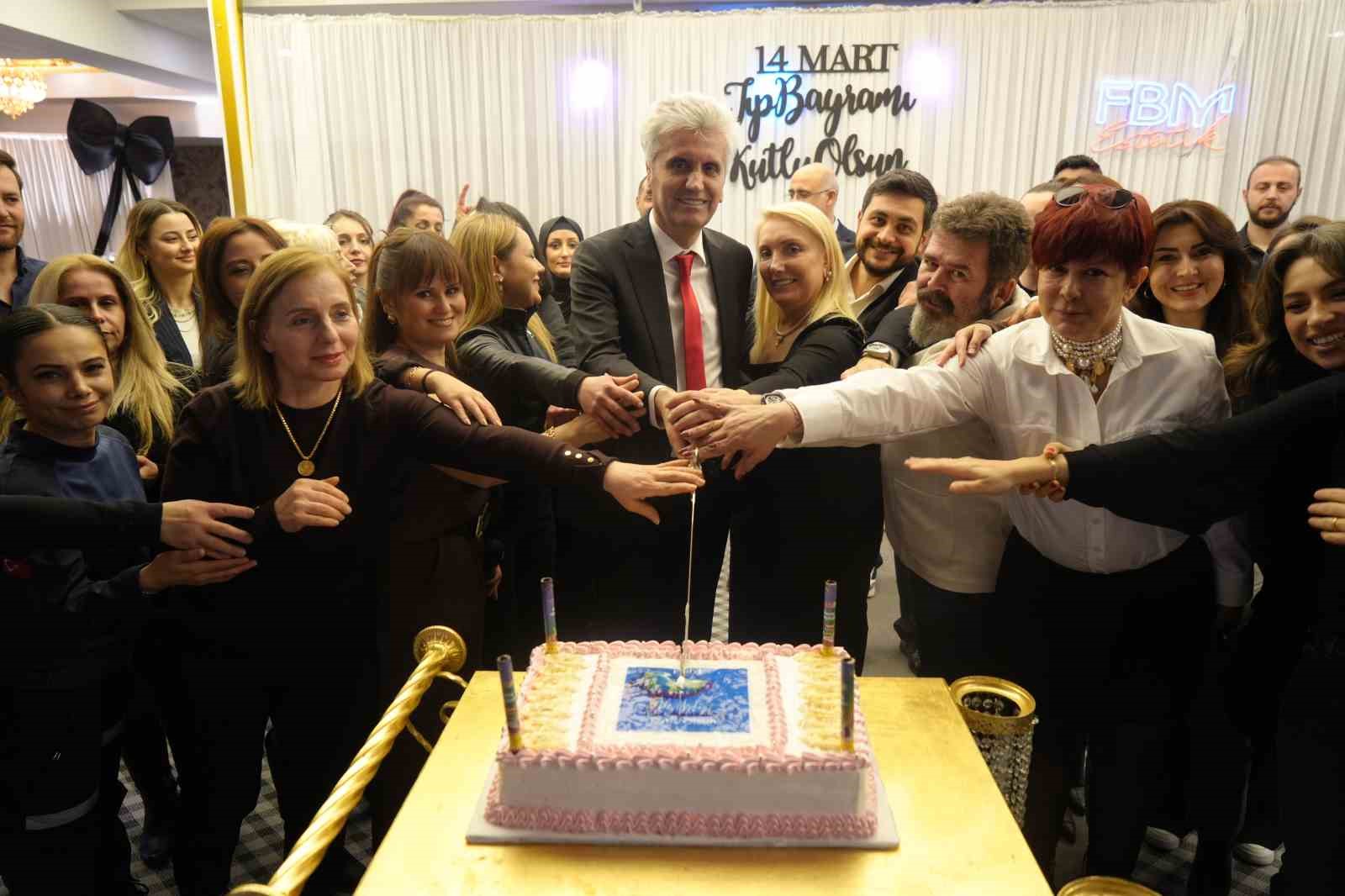 Samsun’da sağlık çalışanları Tıp Bayramı’nı kutladı ardından iftarda buluştu
