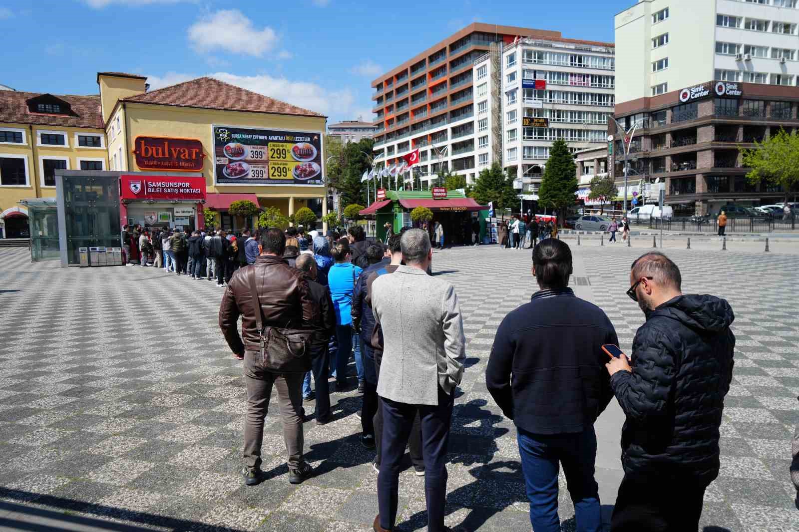 Samsun’da şampiyonluk maçı heyecanı: Biletler için kuyruk oluştu
