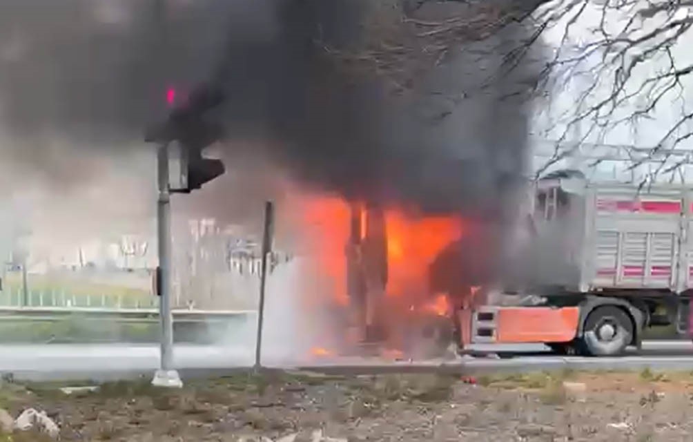 Samsun’da seyir halindeki tırın kupası alevlere teslim oldu
