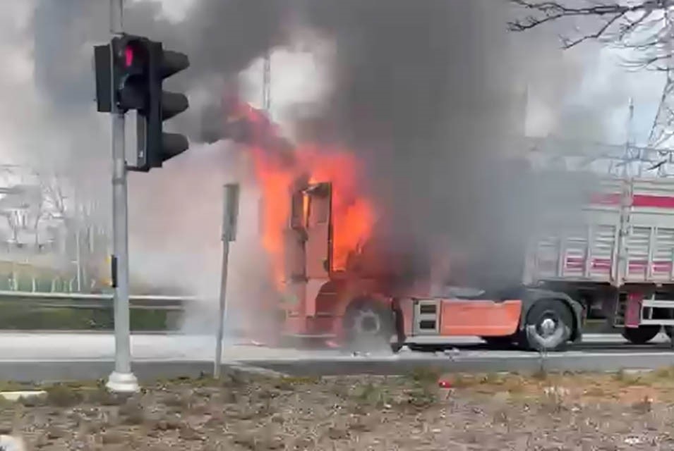 Samsun’da seyir halindeki tırın kupası alevlere teslim oldu
