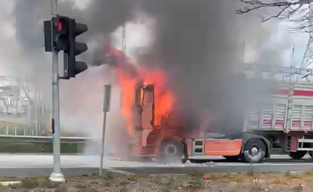 Samsun’da seyir halindeki tırın kupası alevlere teslim oldu
