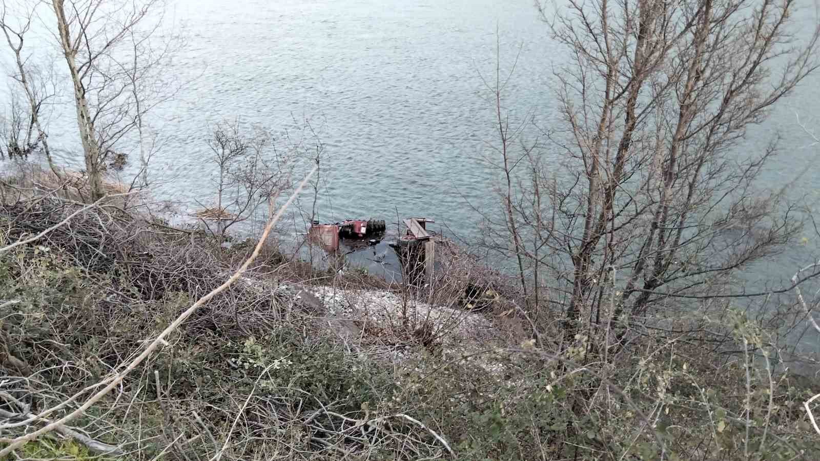 Samsun’da taktör Kızılırmak Nehri’ne uçtu: 1 ölü, 1 yaralı
