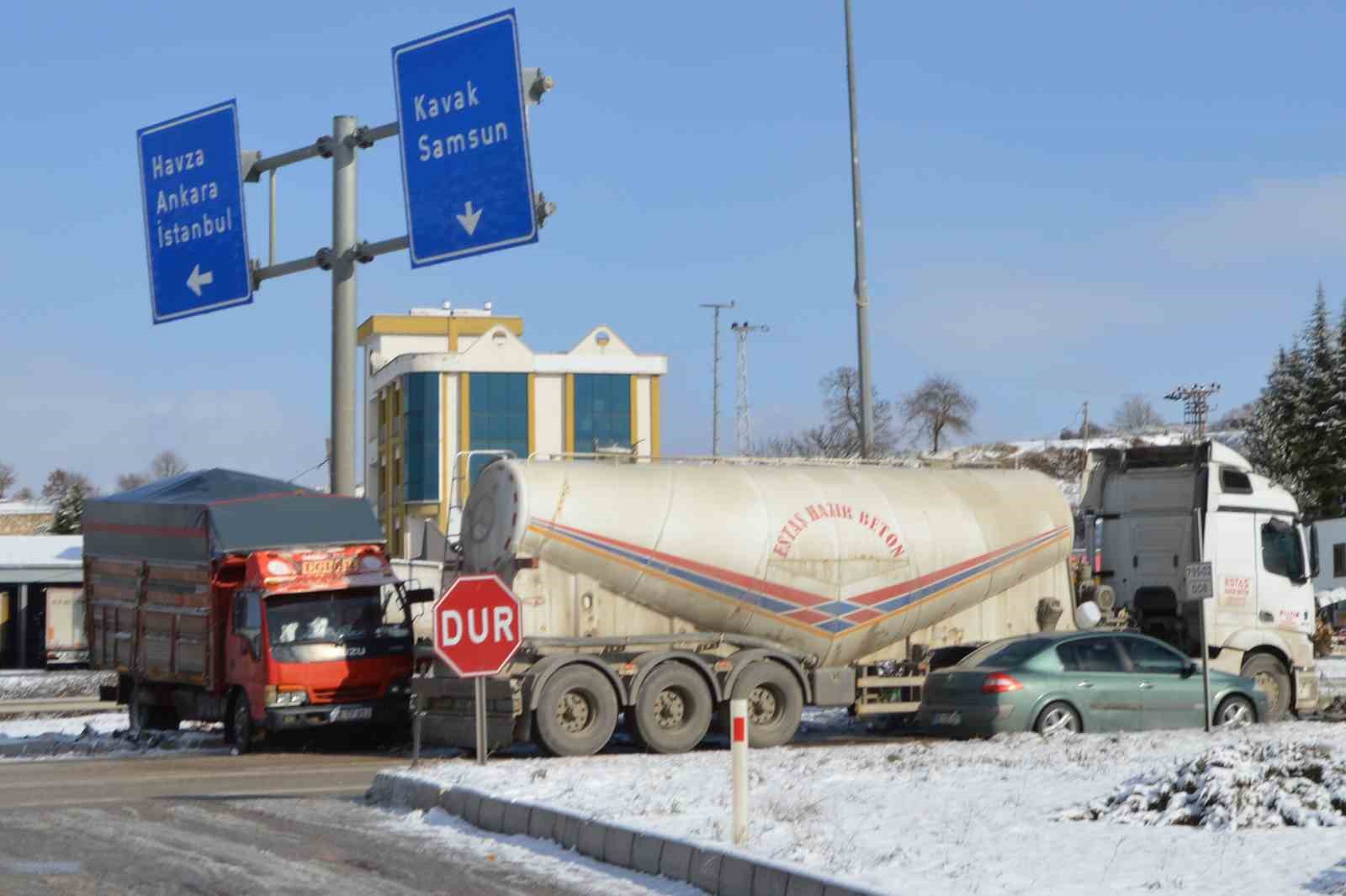 Samsun’da tır ile kamyonet çarpıştı: 2 yaralı
