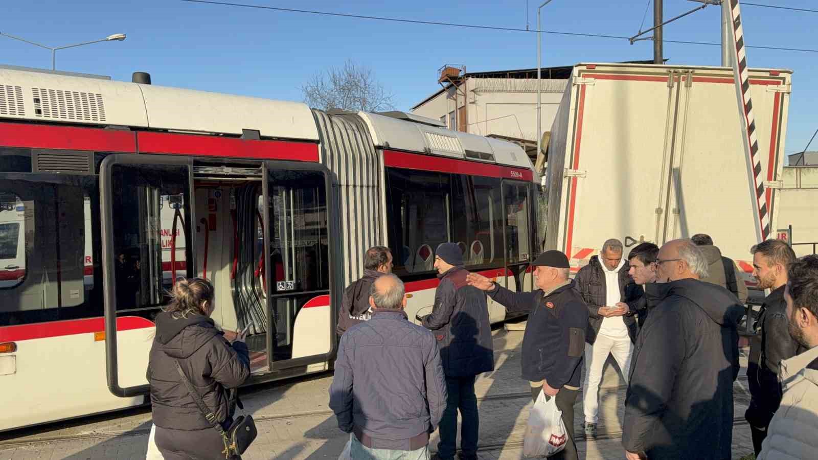 Samsun’da tramvay ile kamyon çarpıştı: 3 yaralı
