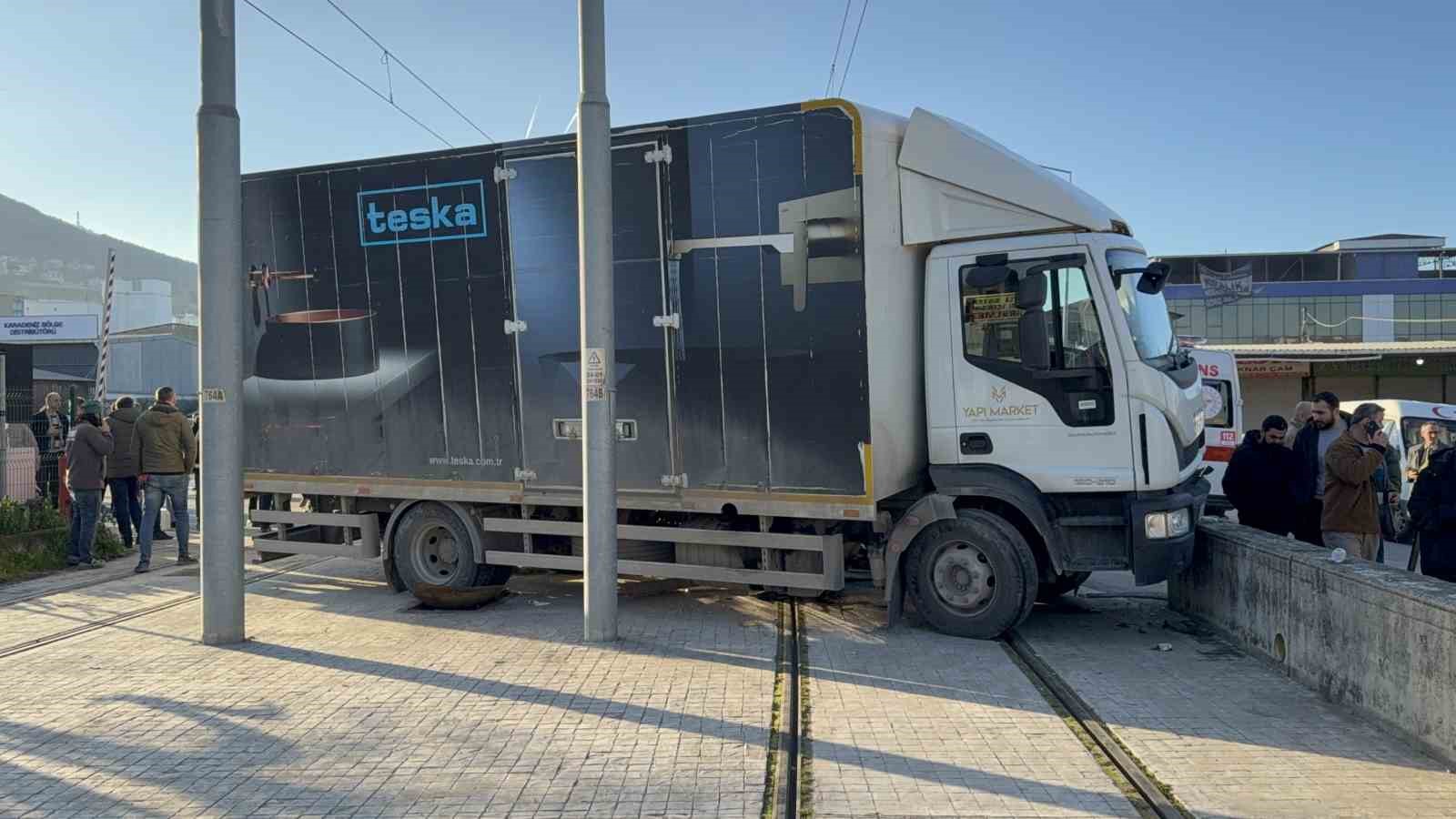 Samsun’da tramvay ile kamyon çarpıştı: 3 yaralı
