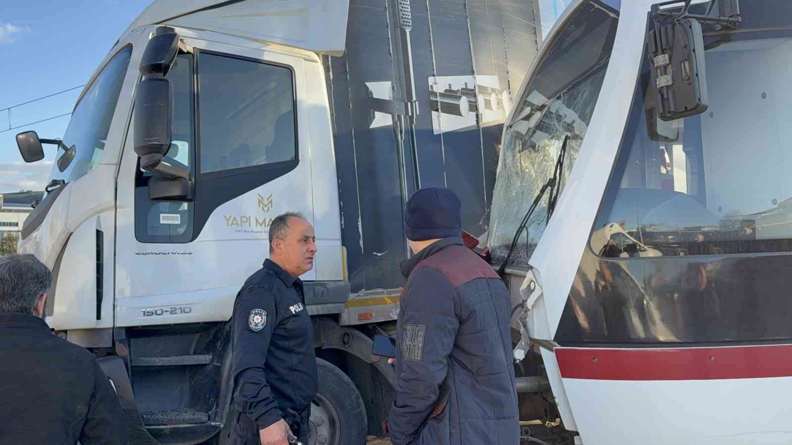 Samsun’da tramvay ile kamyon çarpıştı: 3 yaralı
