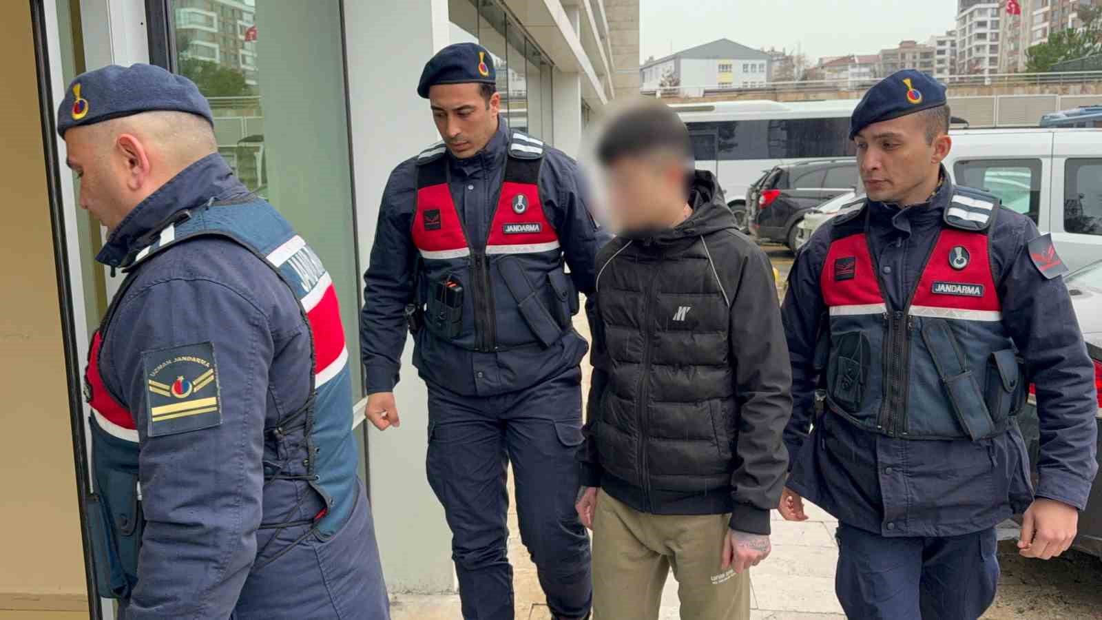 Samsun’da uyuşturucu hapla yakalanan 17 yaşındaki çocuk tutuklandı
