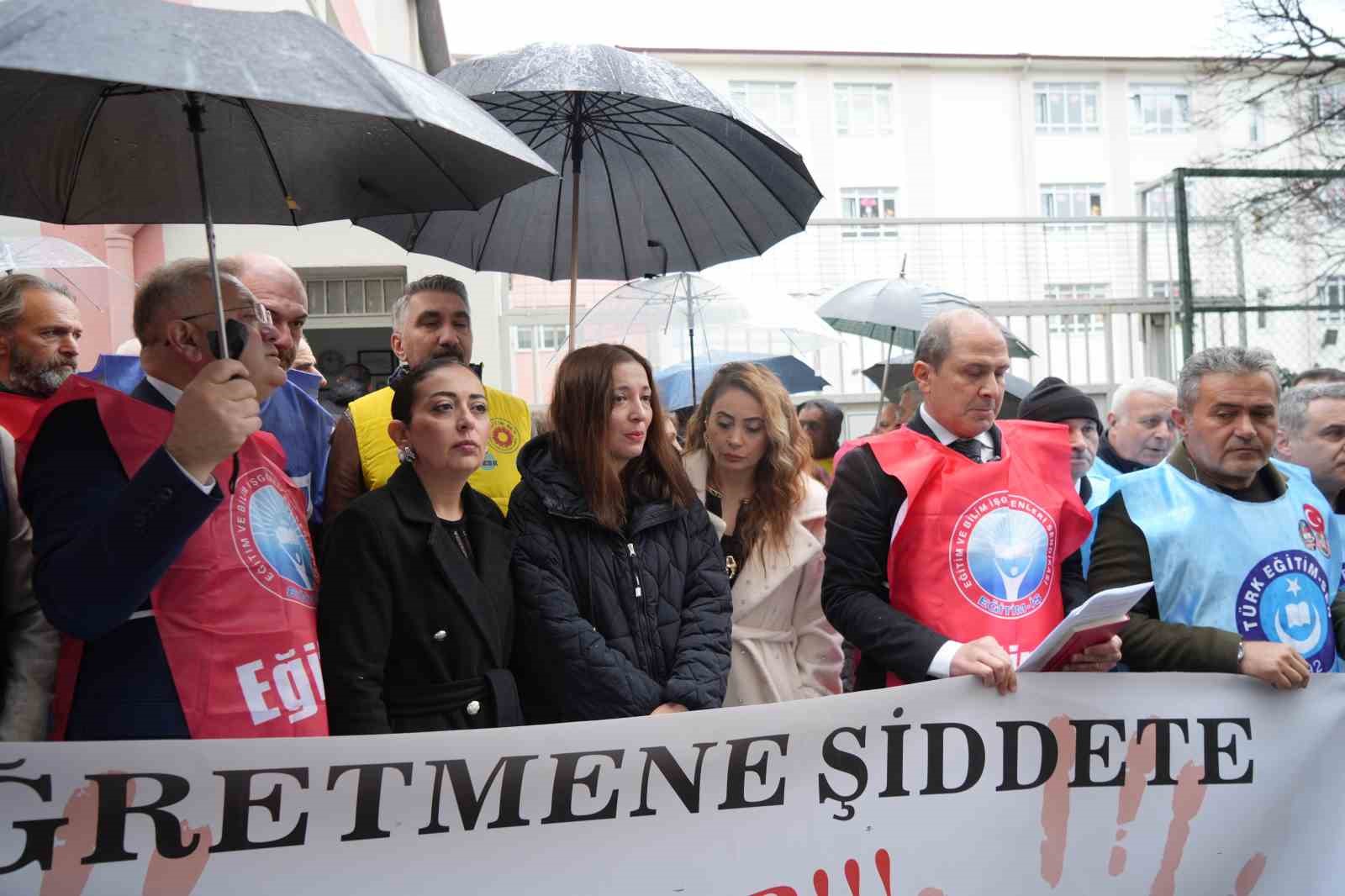 Samsun’da veli sınıfı bastı, öğretmenler basın açıklaması ile tepki gösterdi
