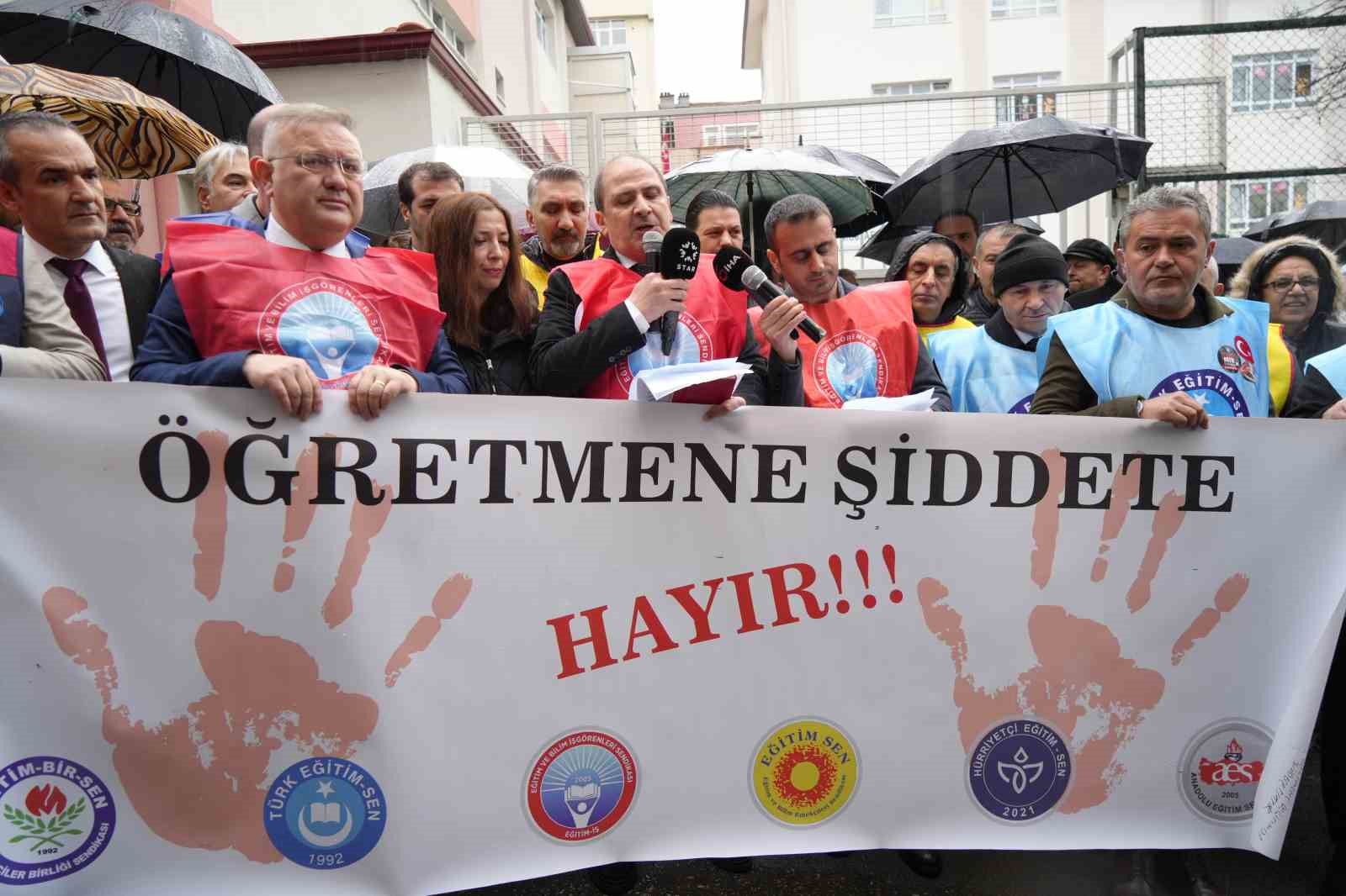 Samsun’da veli sınıfı bastı, öğretmenler basın açıklaması ile tepki gösterdi
