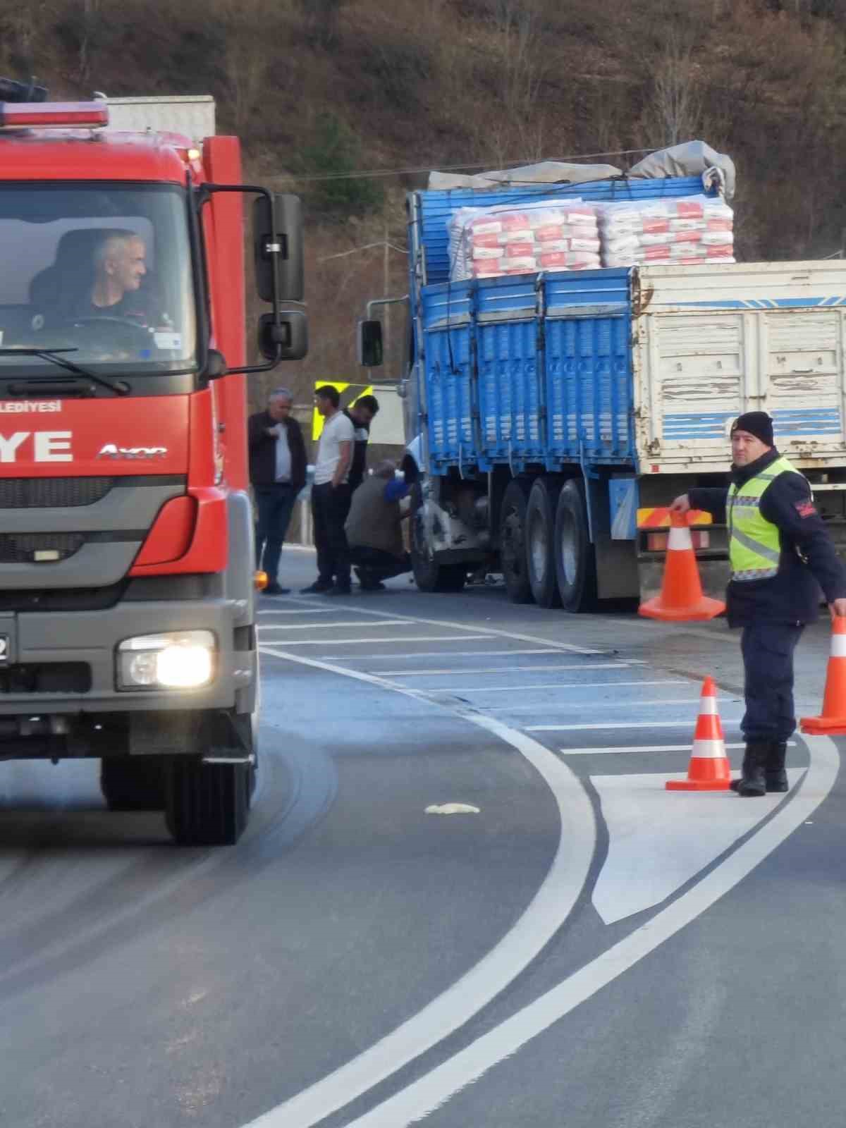 Samsun’da virajı alamayan motosiklet kamyonla çarpıştı: 1 ölü
