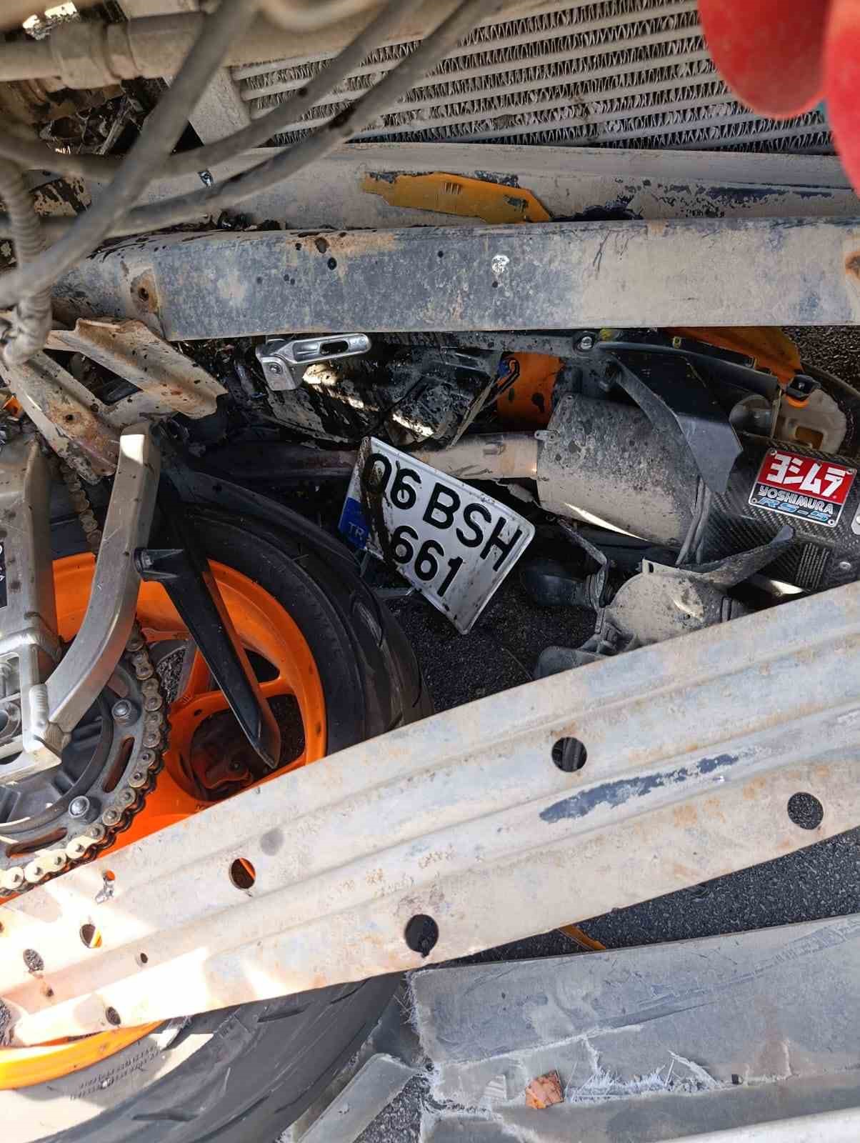 Samsun’da virajı alamayan motosiklet kamyonla çarpıştı: 1 ölü
