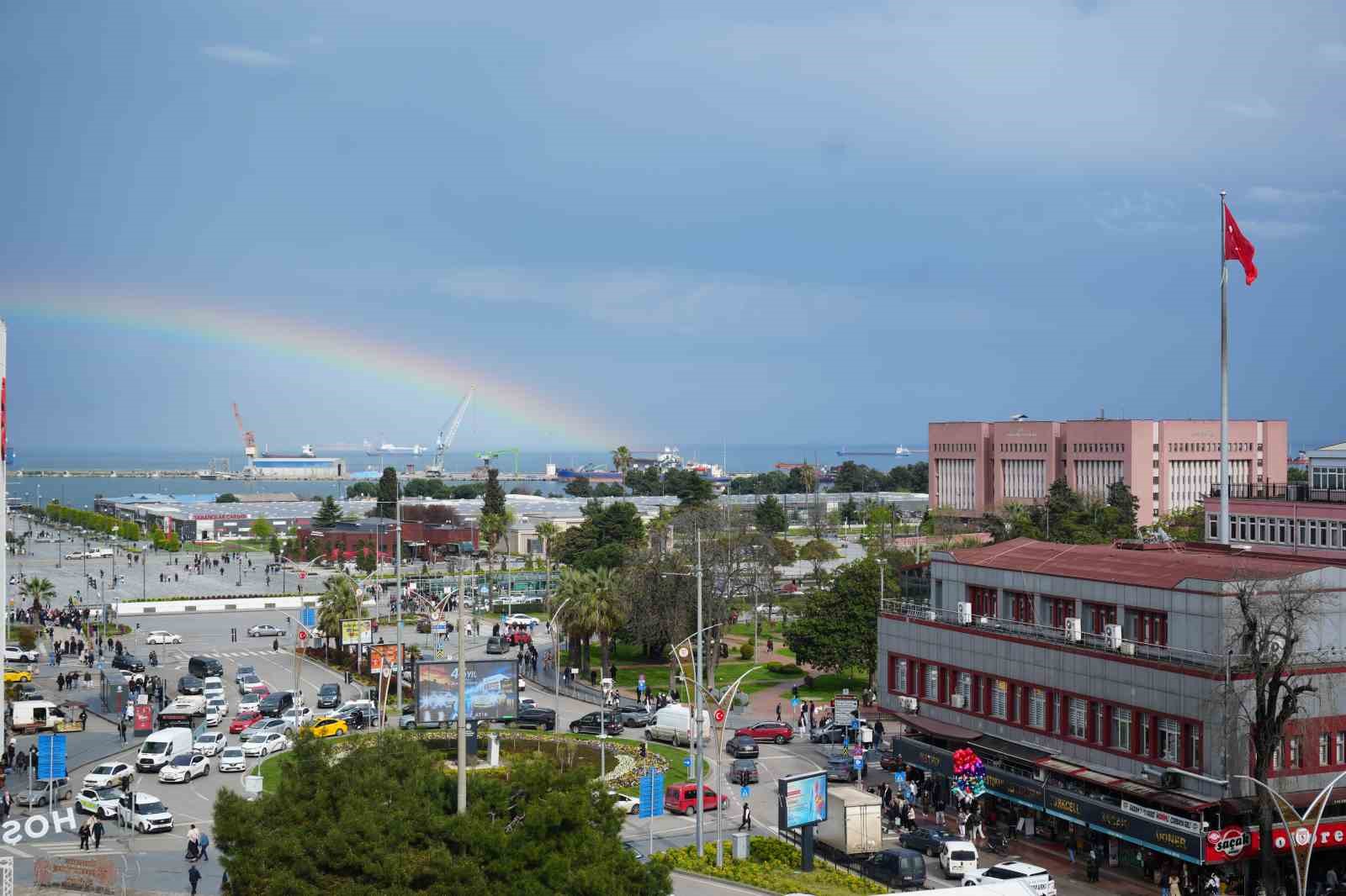 Samsun’da yağmur sonrası deniz üzerinde gökkuşağı oluştu
