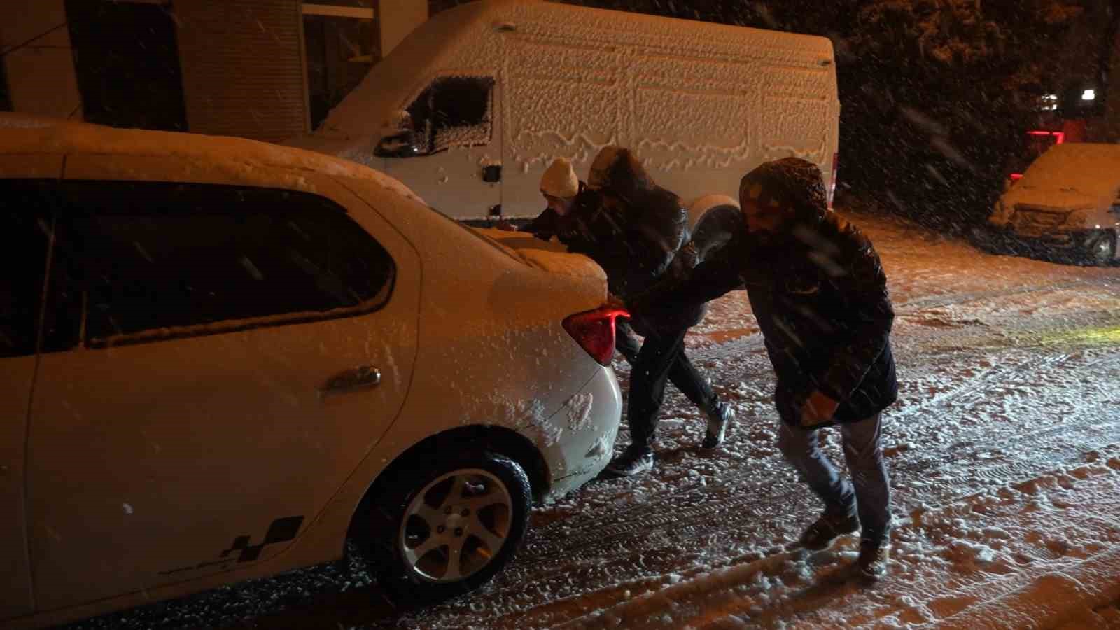 Samsun’da yoğun kar yağışı sürücülere zor anlar yaşattı
