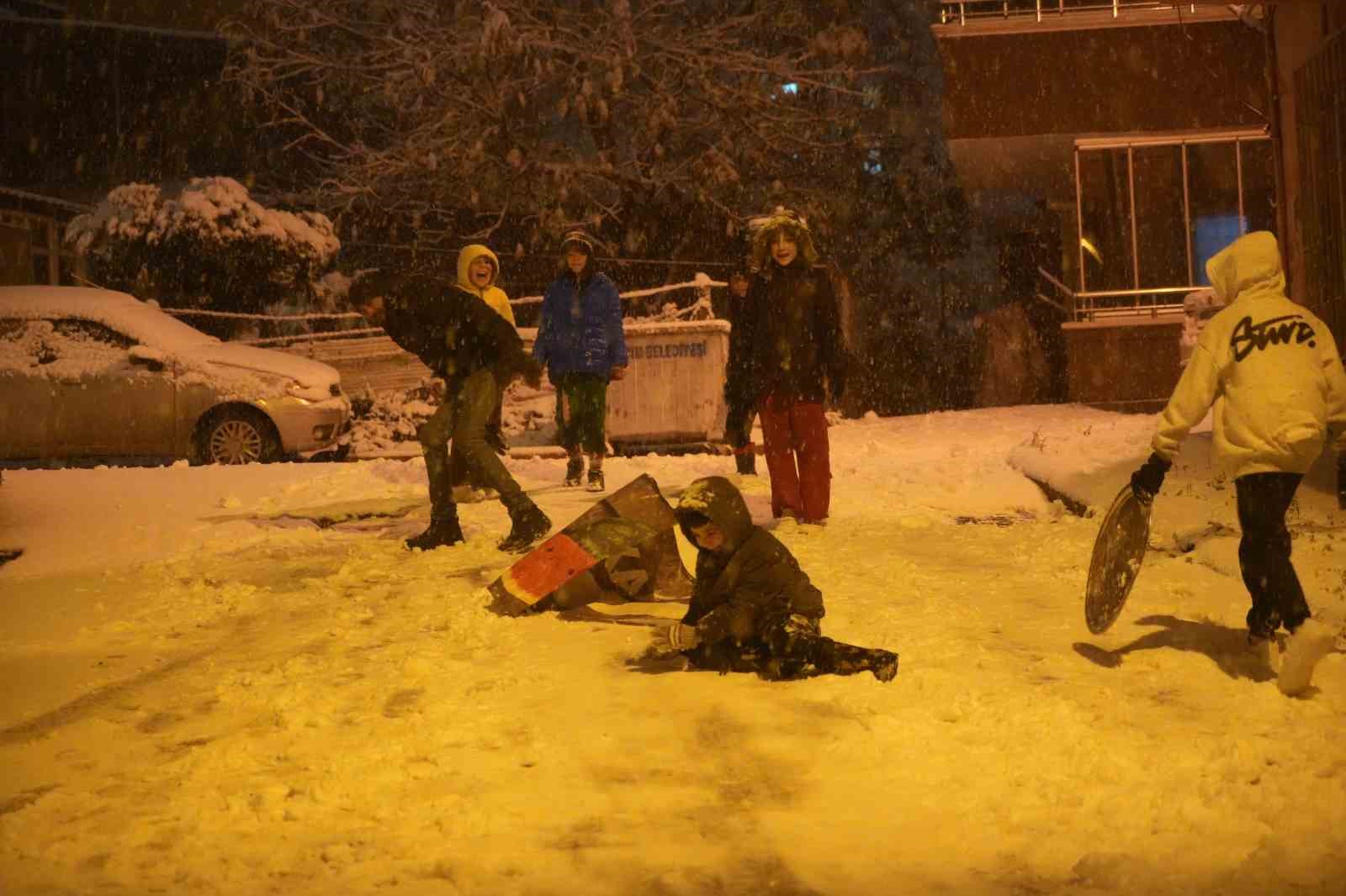Samsun’da yoğun kar yağışı sürücülere zor anlar yaşattı
