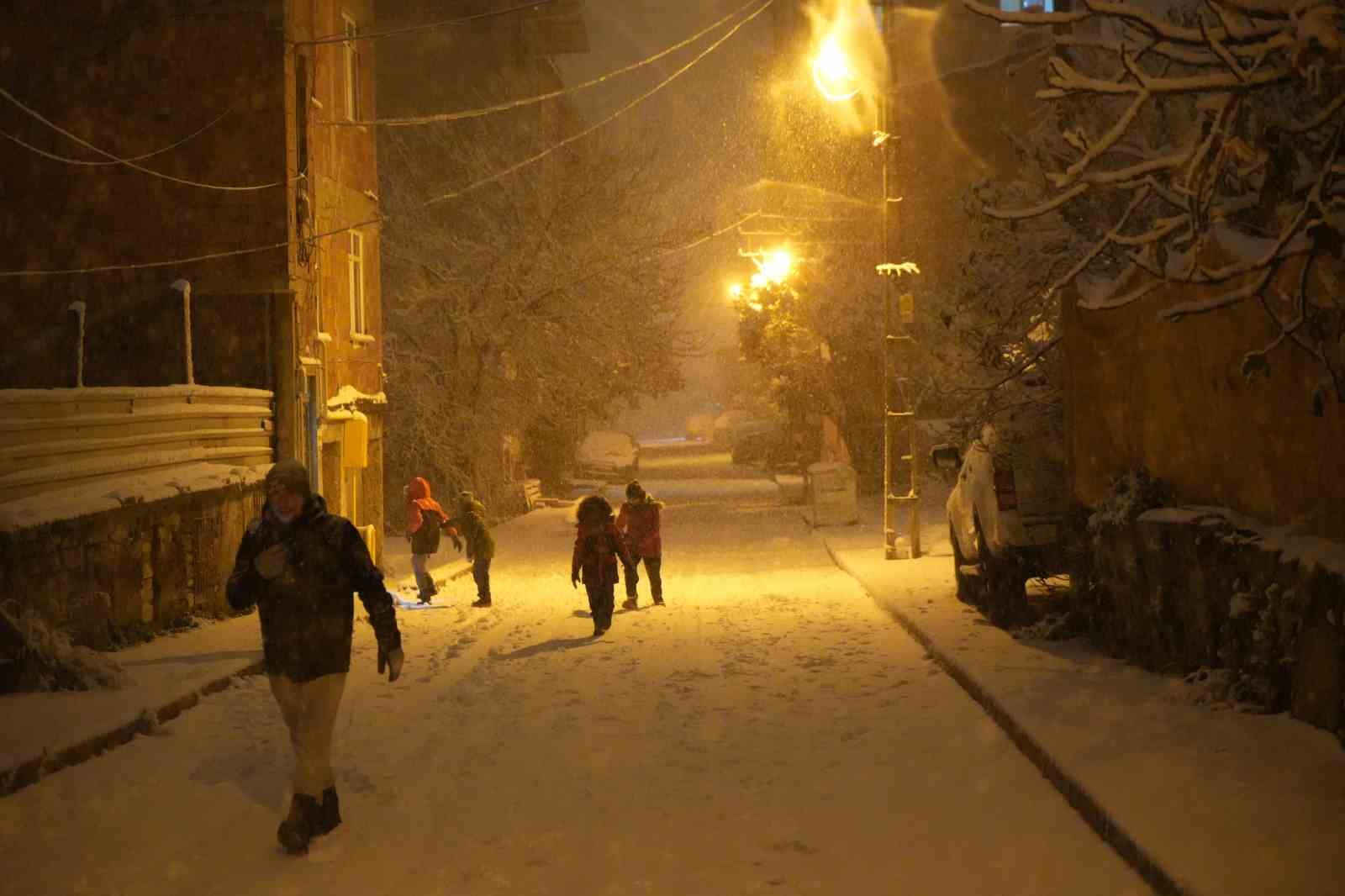 Samsun’da yoğun kar yağışı sürücülere zor anlar yaşattı
