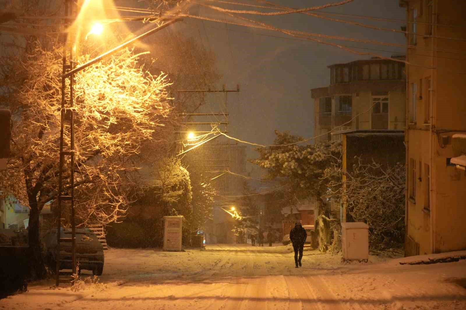 Samsun’da yoğun kar yağışı sürücülere zor anlar yaşattı
