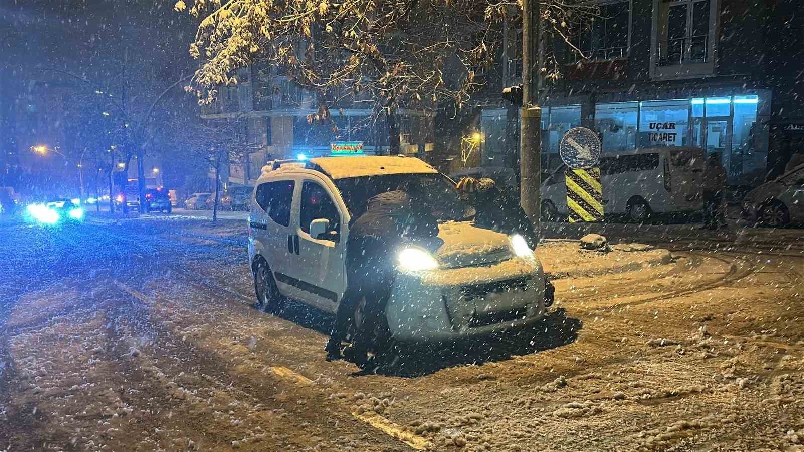 Samsun’da yoğun kar yağışı sürücülere zor anlar yaşattı
