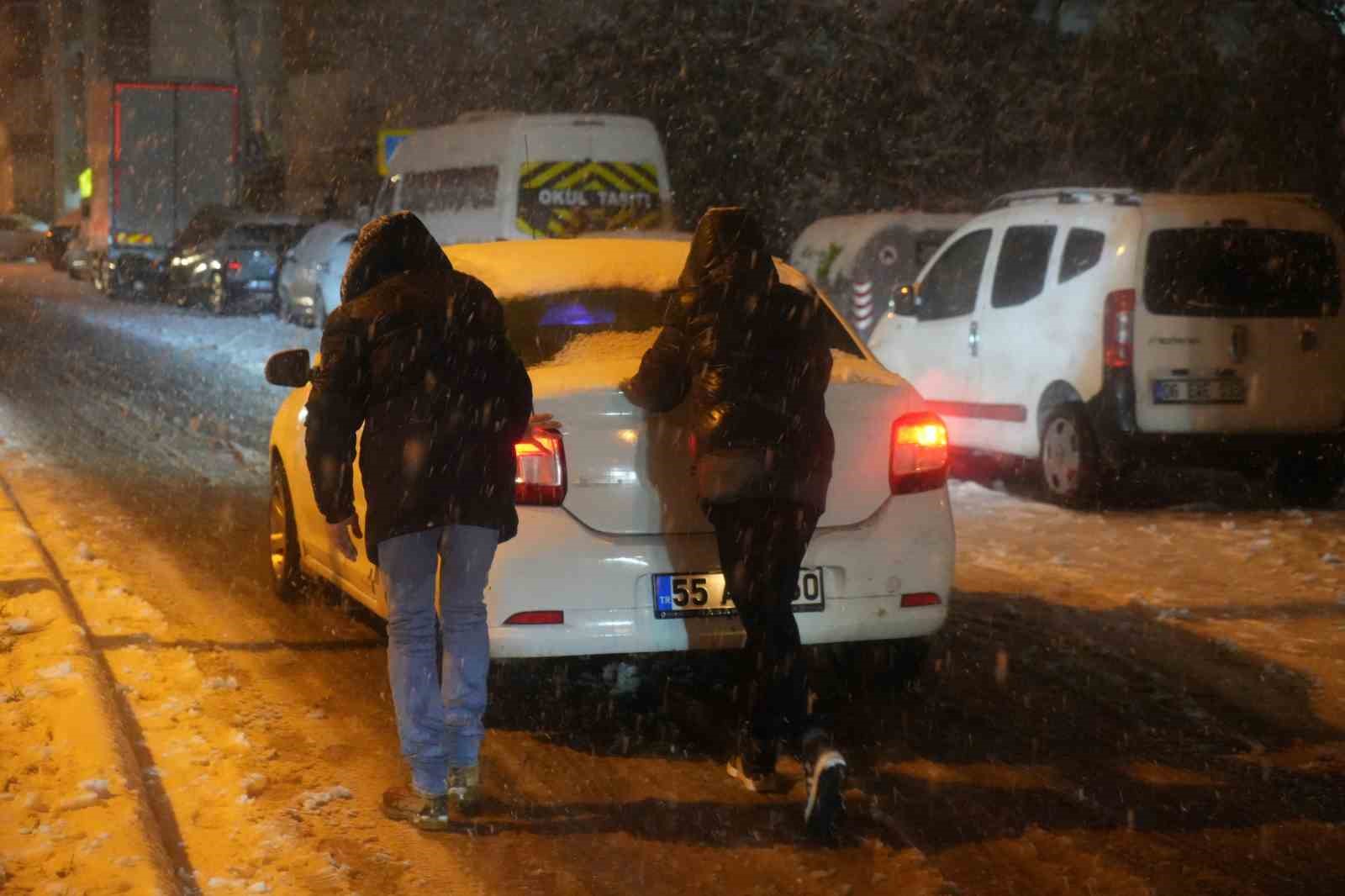 Samsun’da yoğun kar yağışı sürücülere zor anlar yaşattı

