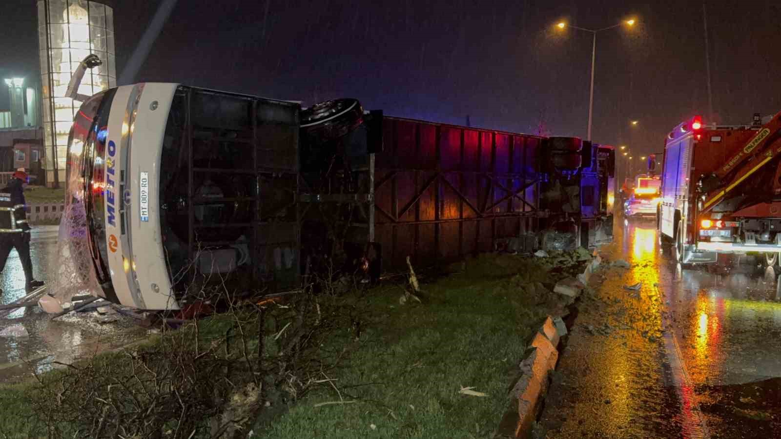 Samsun’da yolcu otobüsü devrildi: 6 yaralı
