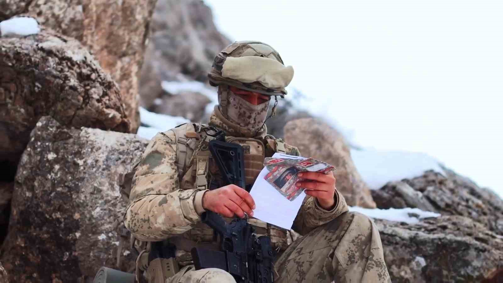 Samsunlu öğrencilerin mektupları, Şırnak’taki komandoları duygulandırdı
Samsunlu öğrencilerin mektupları, Şırnak’taki komandoları duygulandırdı