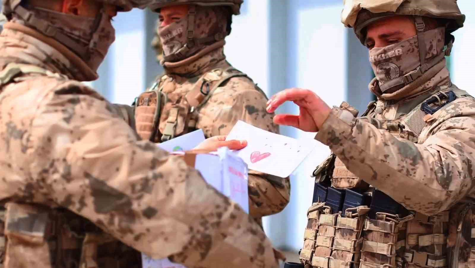 Samsunlu öğrencilerin mektupları, Şırnak’taki komandoları duygulandırdı
Samsunlu öğrencilerin mektupları, Şırnak’taki komandoları duygulandırdı