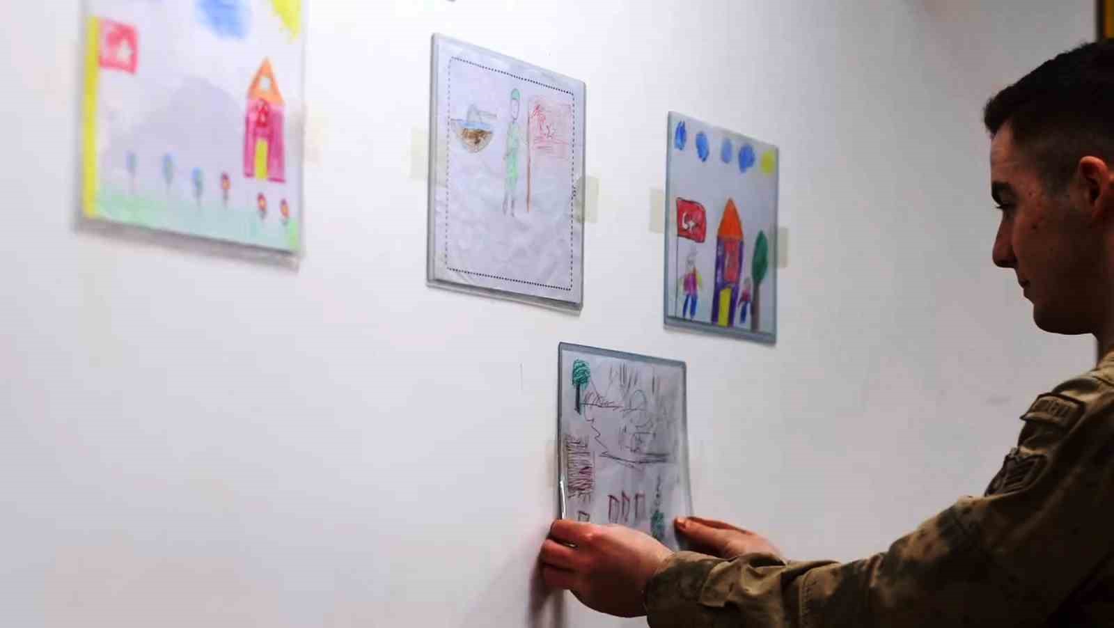 Samsunlu öğrencilerin mektupları, Şırnak’taki komandoları duygulandırdı
Samsunlu öğrencilerin mektupları, Şırnak’taki komandoları duygulandırdı