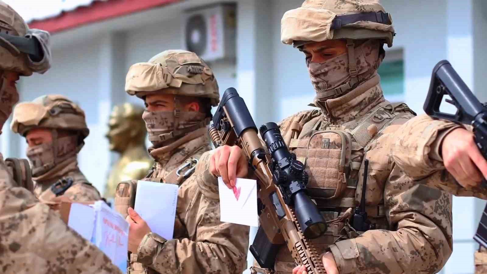 Samsunlu öğrencilerin mektupları, Şırnak’taki komandoları duygulandırdı
Samsunlu öğrencilerin mektupları, Şırnak’taki komandoları duygulandırdı