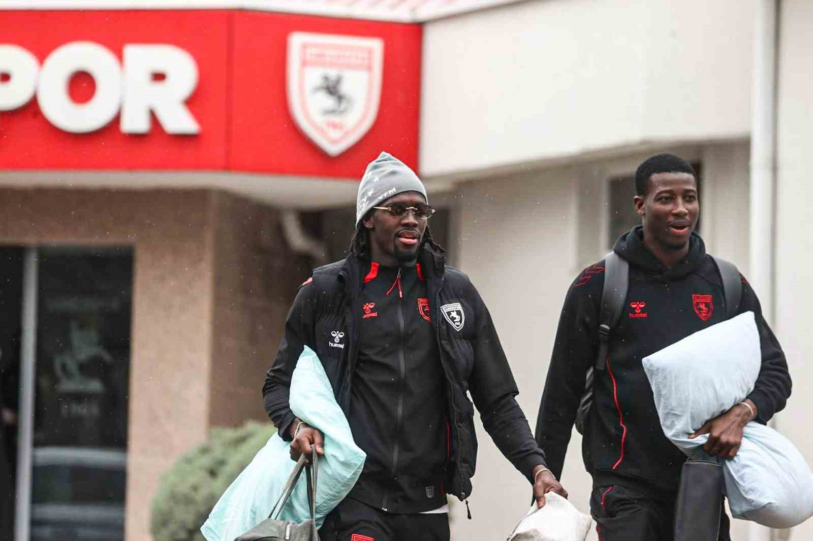 Samsunspor, erteleme maçı için Rize’ye gitti
