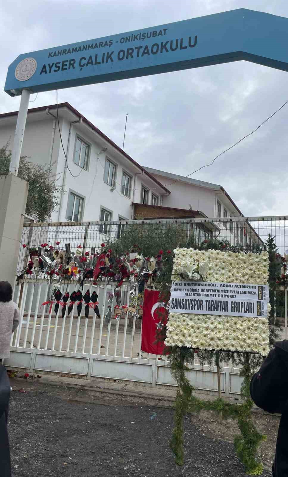 Samsunspor Taraftar Grupları, Ayser Çalık Ortaokulu’na çelenk bıraktı
