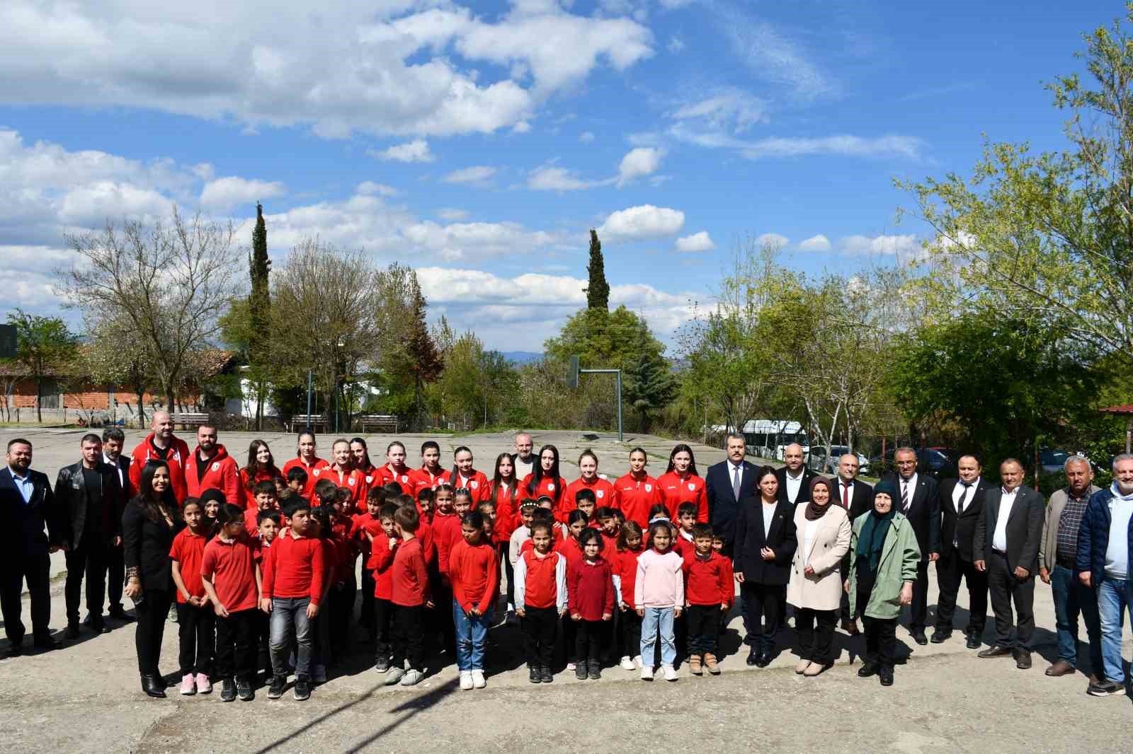 Samsunspor Voleybol Akademi’den Vezirköprü’de sosyal sorumluluk projesi
