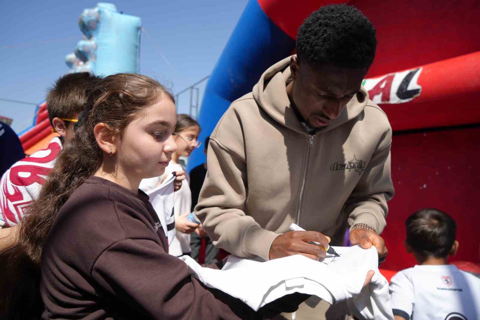 Samsunsporlu futbolcular, 23 Nisan’ı çocuklarla birlikte kutladı
