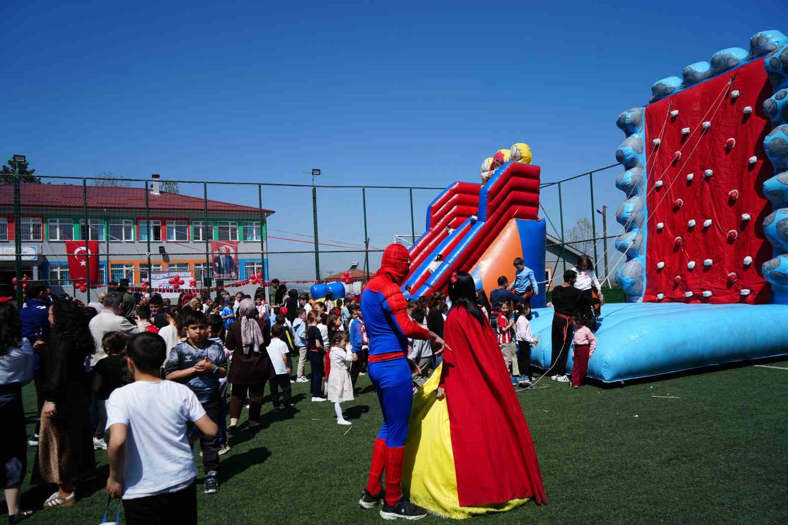 Samsunsporlu futbolcular, 23 Nisan’ı çocuklarla birlikte kutladı
