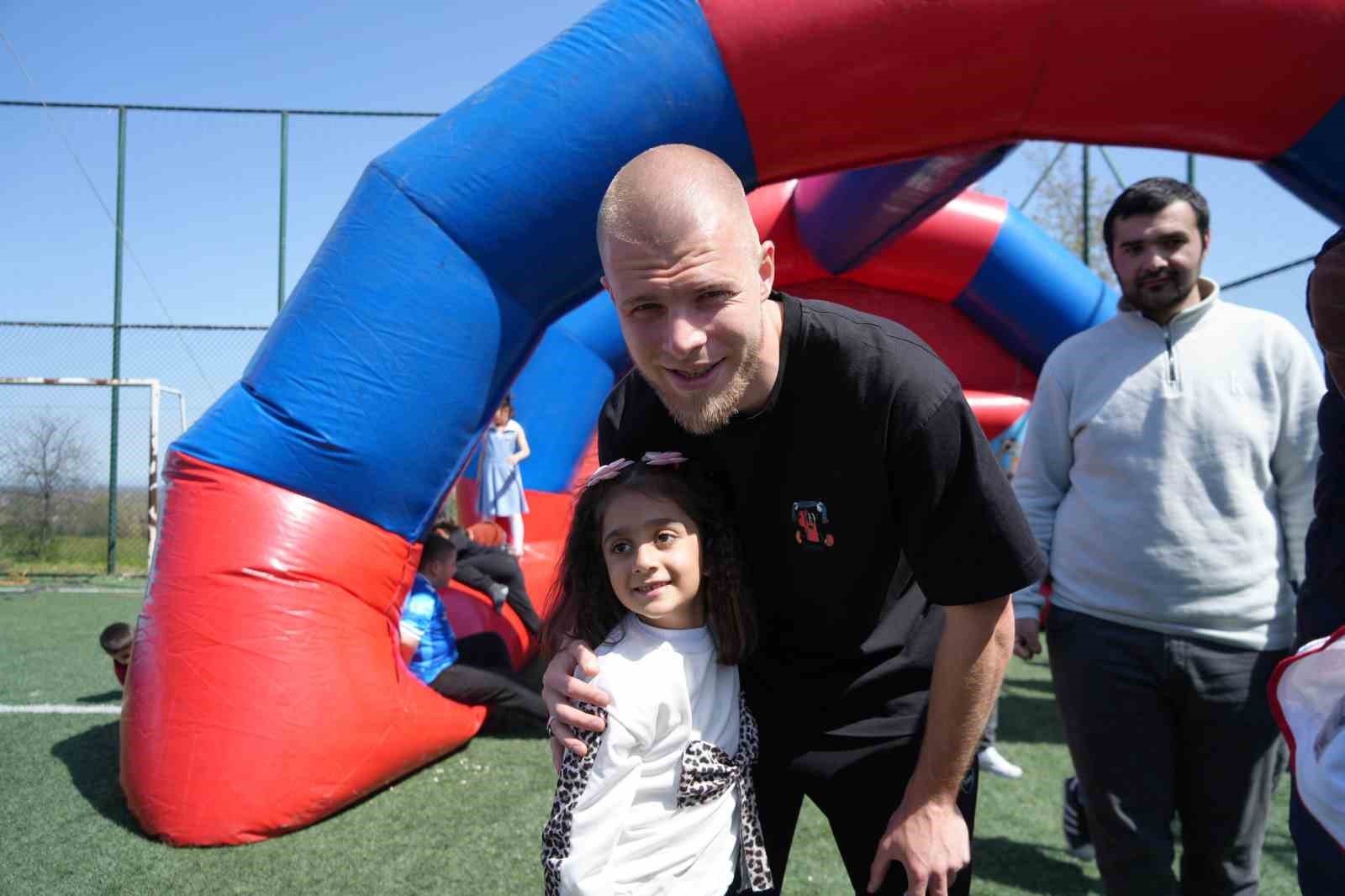 Samsunsporlu futbolcular, 23 Nisan’ı çocuklarla birlikte kutladı
