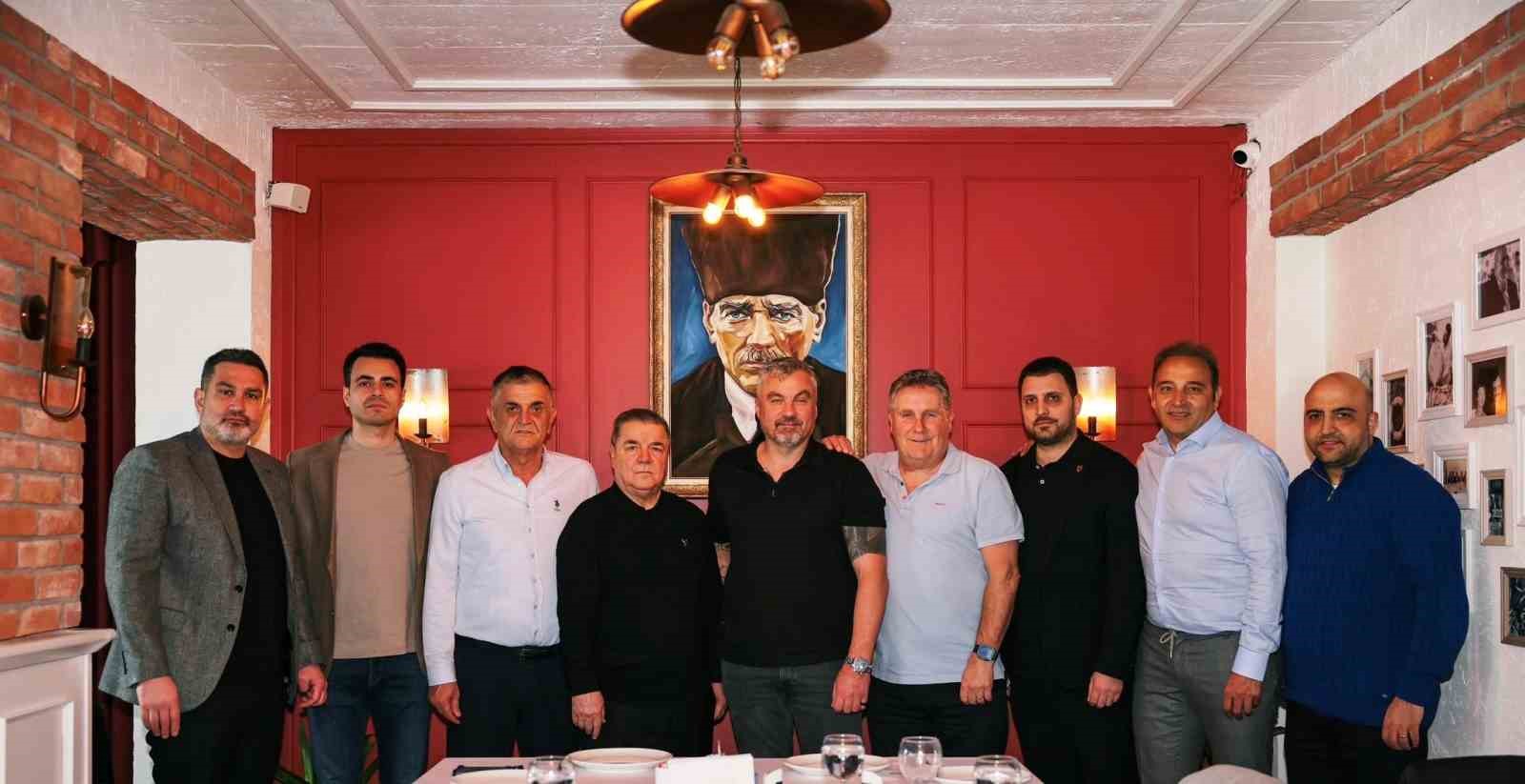 Samsunspor’un yeni Teknik Direktörü Fink, Samsun’a geldi
Samsunspor’un yeni Teknik Direktörü Fink, Samsun’a geldi
