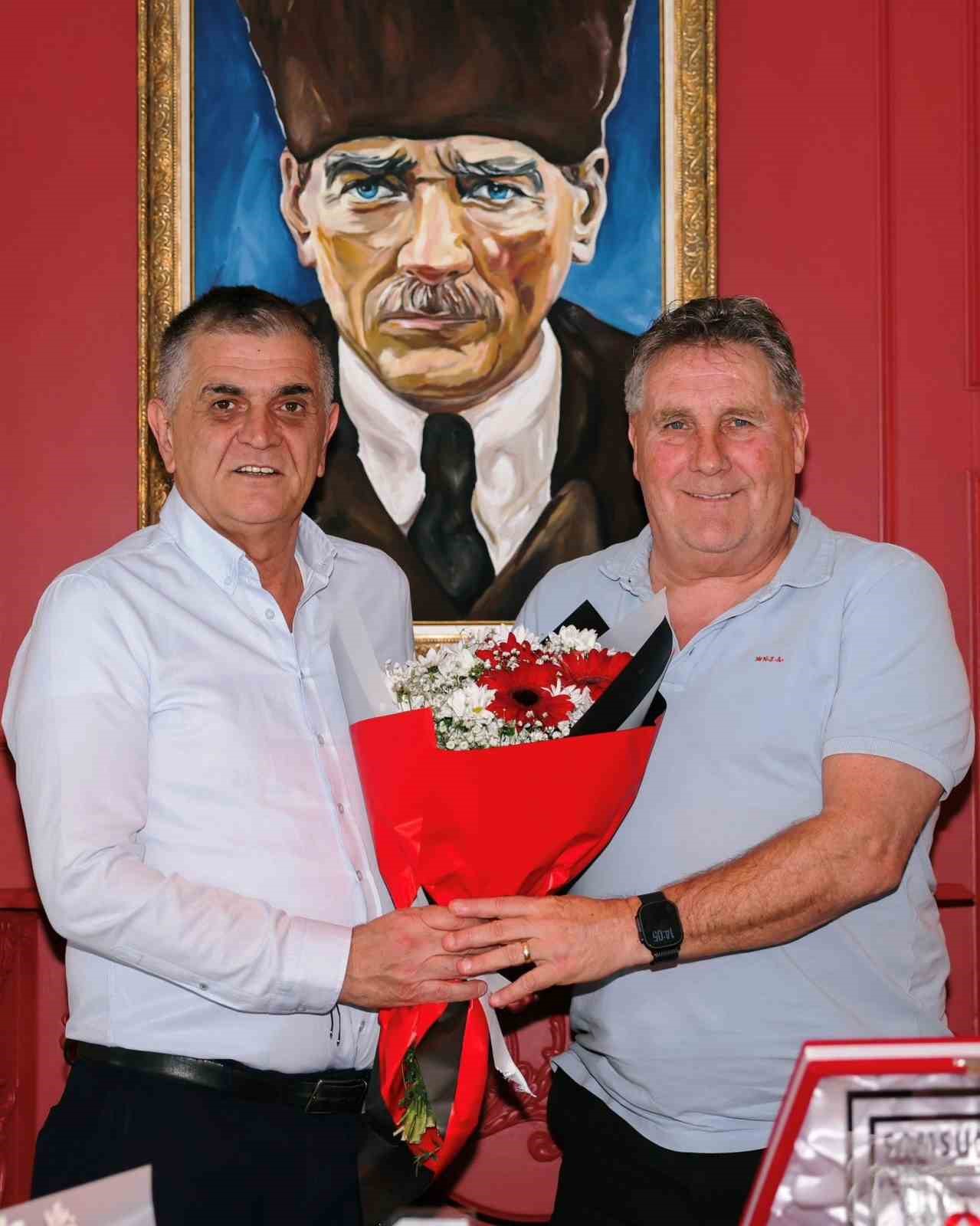 Samsunspor’un yeni Teknik Direktörü Fink, Samsun’a geldi
Samsunspor’un yeni Teknik Direktörü Fink, Samsun’a geldi