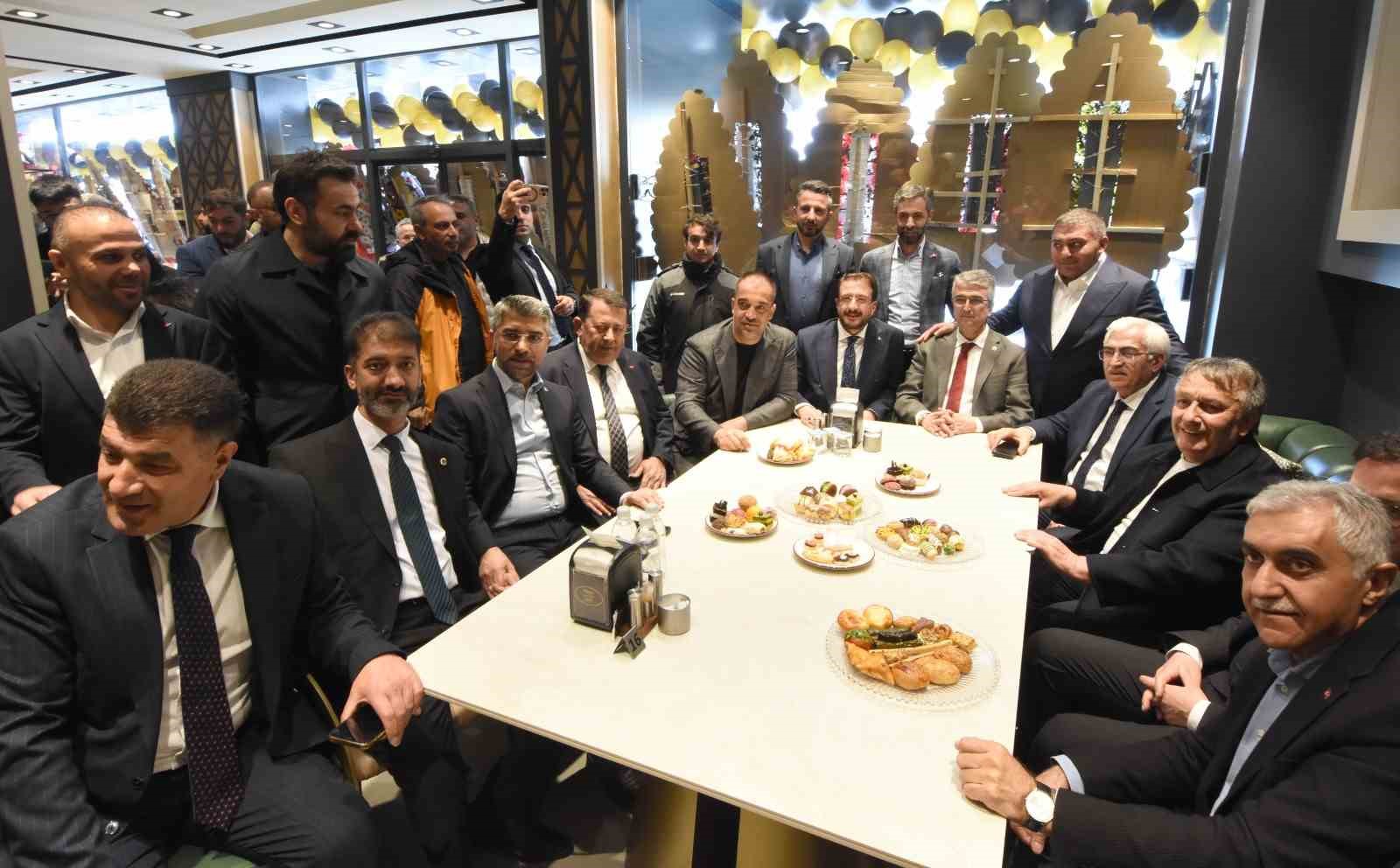 Sanatçi İsmail Türüt Erzurum’da pastahane açılışına katıldı
