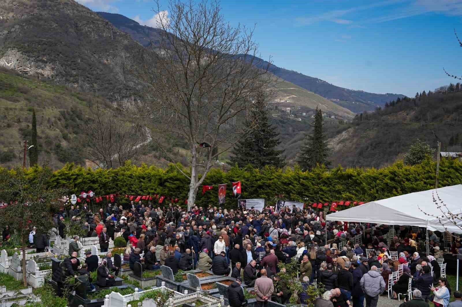 Sanatçı Volkan Konak ölümünün 1. yıldönümünde mezarı başında anıldı
