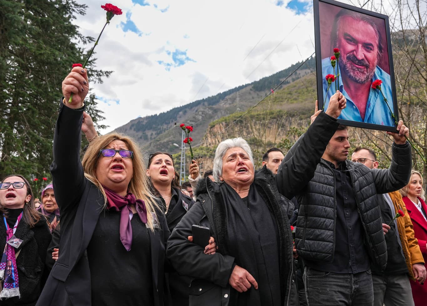 Sanatçı Volkan Konak ölümünün 1. yıldönümünde mezarı başında anıldı
