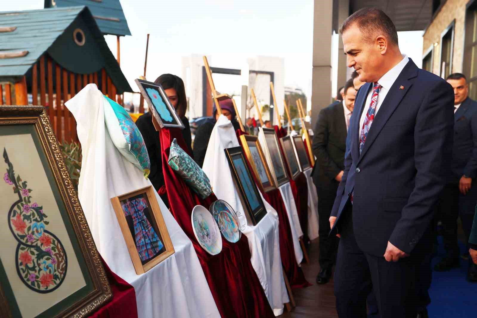 ‘Sanatın diliyle değerlerimiz, hat, tezhip, ebru’ sergisi açıldı
